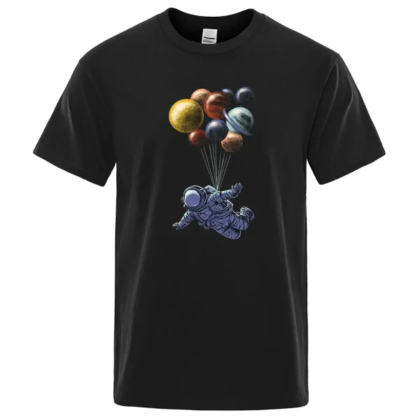 T-shirt nera con stampa di pianeti e astronauta che vola nello spazio, ideale per appassionati di scienza e astronomia.