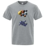 Pianeta e astronauta su maglietta grigia.