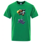 Veste verde con stampa di un astronauta che tiene dei pianeti come palloncini nello spazio.
