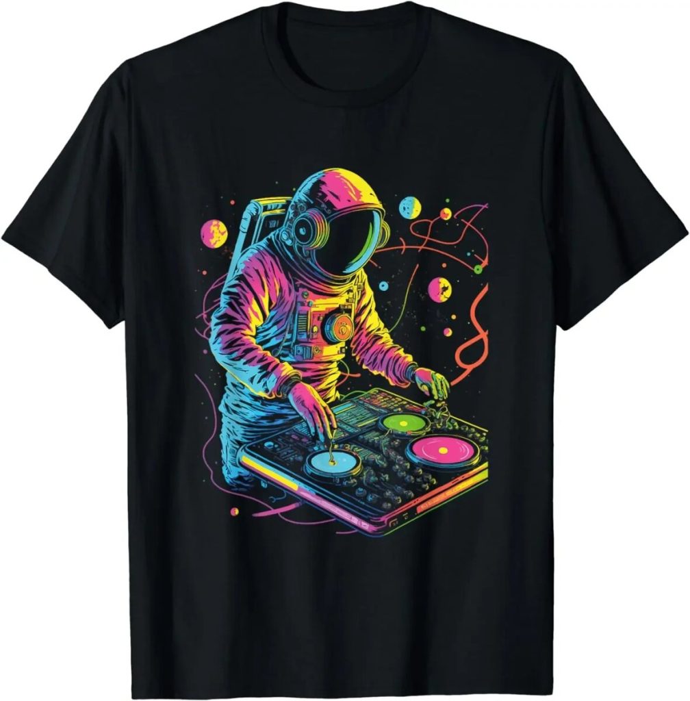 Astronauta DJ con casco e abbigliamento futuristico che mixa musica su un giradischi, con effetti neon e sfondo spaziale colorato.
