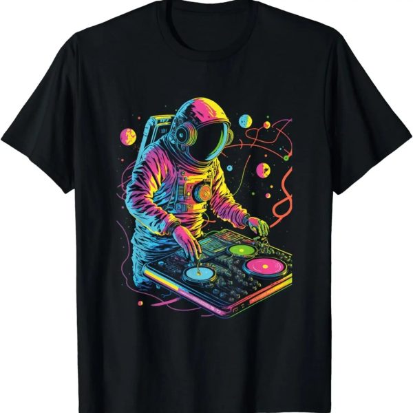 Astronauta DJ con casco e abbigliamento futuristico che mixa musica su un giradischi, con effetti neon e sfondo spaziale colorato.