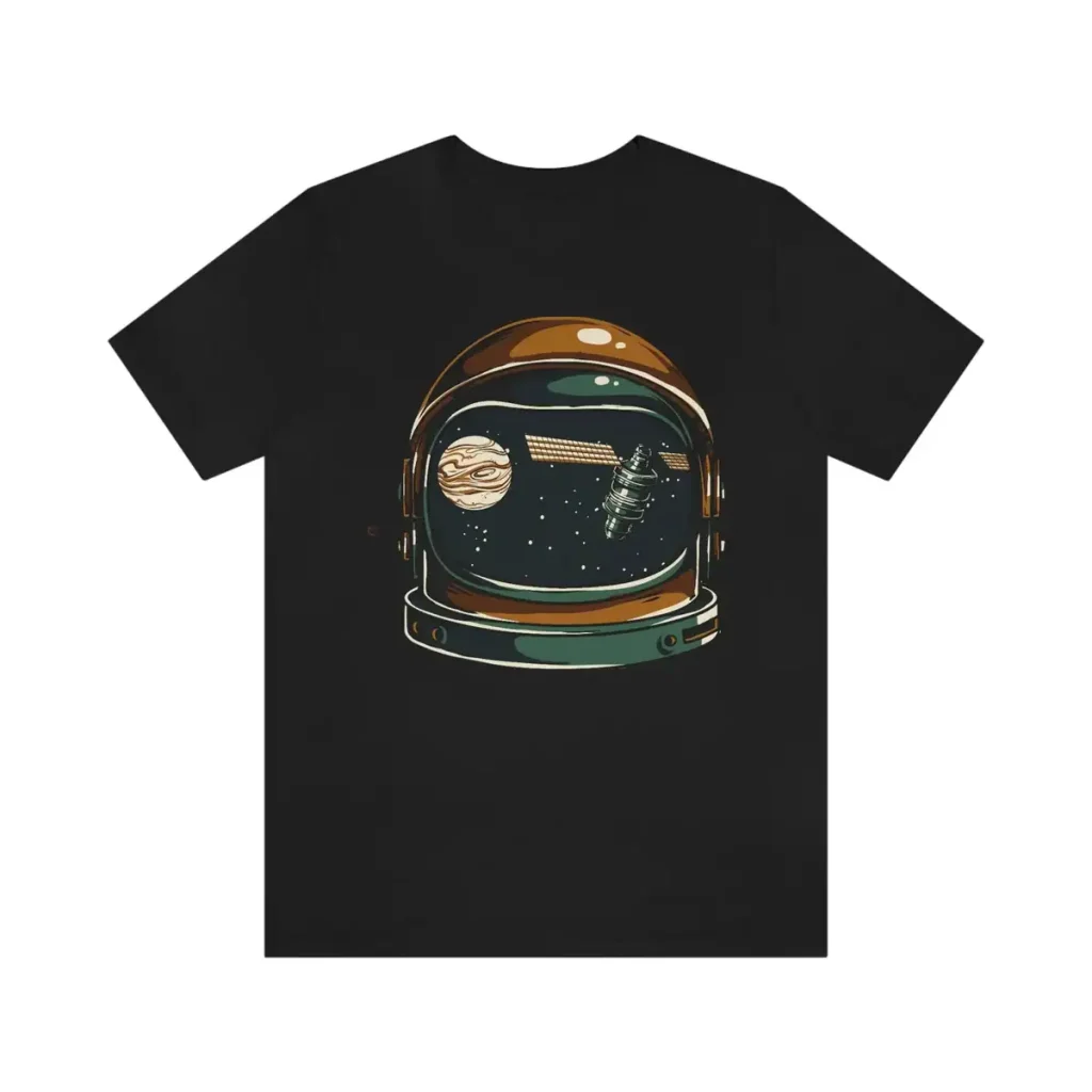 T-shirt nera con stampa di un casco da astronauta e scene spaziali, tra pianeti e stelle, perfetta per gli appassionati di scienza e spazio.