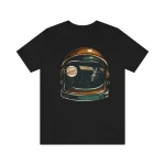 T-shirt nera con stampa di un casco da astronauta e scene spaziali, tra pianeti e stelle, perfetta per gli appassionati di scienza e spazio.