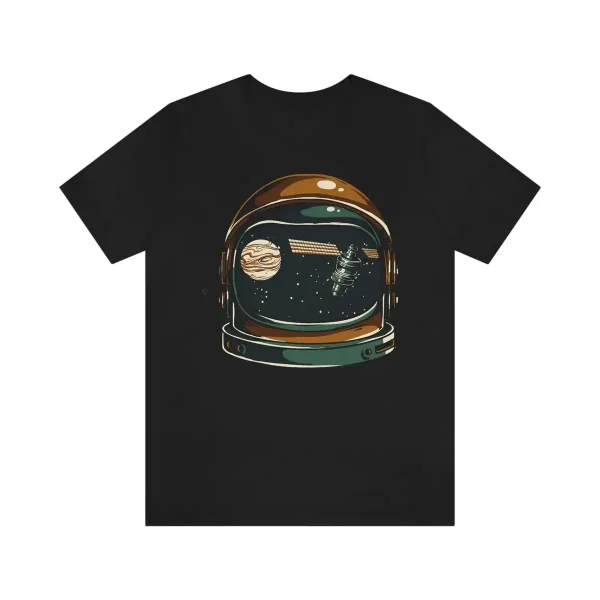 T-shirt nera con stampa di un casco da astronauta e scene spaziali, tra pianeti e stelle, perfetta per gli appassionati di scienza e spazio.