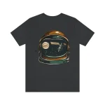 T-shirt nera con stampa di un casco spaziale e un'illustrazione di pianeti e galassie, perfetta per gli appassionati di astronomia e scienza.