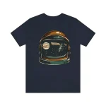 Casco spaziale con design di spazio stellato, pianeti e galassie, perfetto come decorazione scientifica o oggetto da collezione.