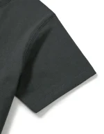Maglietta nera con dettaglio di cucitura visibile, tessuto morbido e comodo, perfetta per un look casual e semplice.