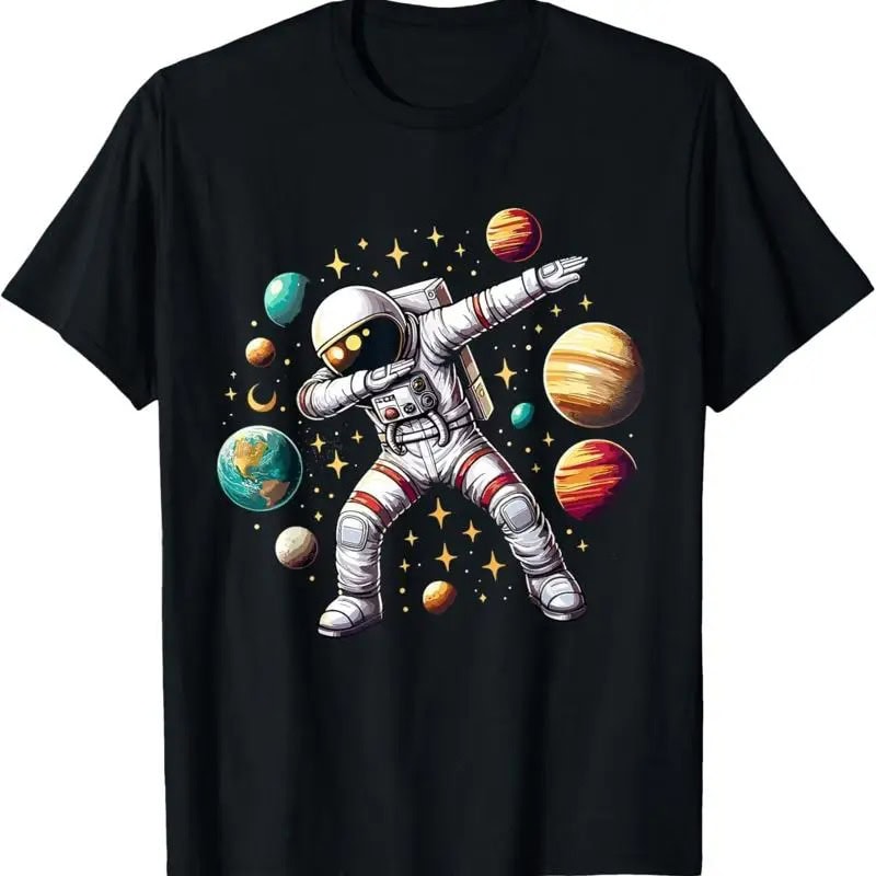T-shirt nera con astronauta che danza tra pianeti e stelle, design spaziale colorato e vivace, perfetta per appassionati di scienza e spazio.