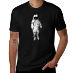 T-shirt nera con stampa di un astronauta in tuta spaziale, ideale per appassionati di spazio e scienza.