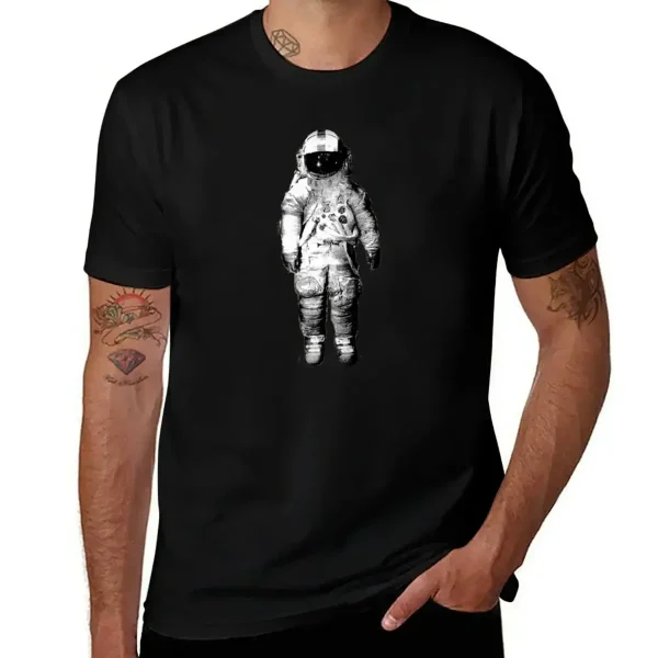 T-shirt nera con stampa di un astronauta in tuta spaziale, ideale per appassionati di spazio e scienza.