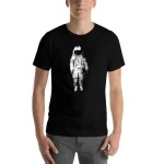 T-shirt nero con stampa di un astronauta in tuta spaziale, ideale come decorazione scientifica e oggetto di design per appassionati di spazio e scienza.