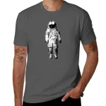T-shirt grigia con stampa di un astronauta in stile vintage, perfetta per gli appassionati di spazio e scienza.