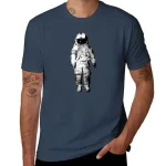 Maglietta blu con stampa di un astronauta in tuta spaziale, ideale per appassionati di scienza e spazio.