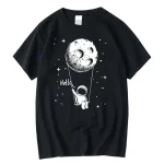 Pigiama nero con stampa di astronauta che tiene una luna come palloncino, decorato con stelle, ideale per gli appassionati di spazio e scienza.