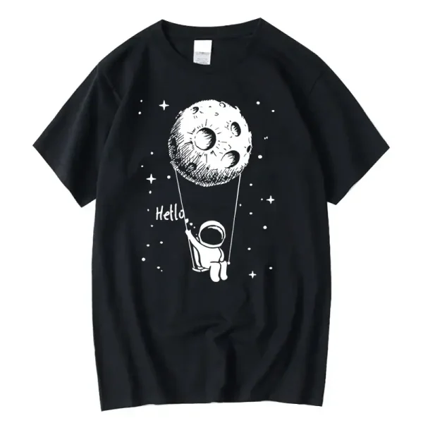 Pigiama nero con stampa di astronauta che tiene una luna come palloncino, decorato con stelle, ideale per gli appassionati di spazio e scienza.