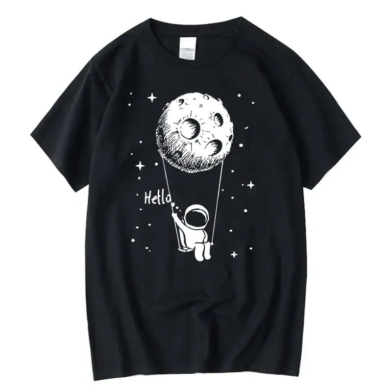Pigiama nero con stampa di astronauta che tiene una luna come palloncino, decorato con stelle, ideale per gli appassionati di spazio e scienza.