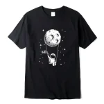 Maglietta con astronauta che si aggrappa a una luna con la scritta "Hello".