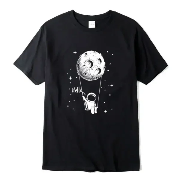 Maglietta con astronauta che si aggrappa a una luna con la scritta "Hello".
