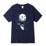 Maglietta con stampa di astronauta che tiene un palloncino a forma di luna.