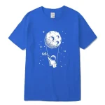 Maglietta blu con stampa di un astronauta che si aggrappa a una luna, decorata con stelle, perfetta per gli appassionati di spazio e scienza.