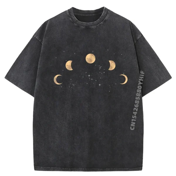 Maglietta oversize nera con stampa di fasi lunari e stelle dorate, perfetta per gli appassionati di astronomia e decorazioni scientifiche.