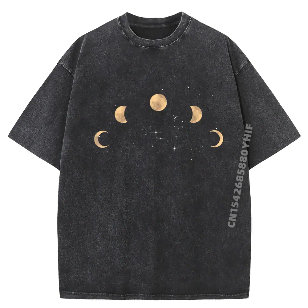 Maglietta oversize nera con stampa di fasi lunari e stelle dorate, perfetta per gli appassionati di astronomia e decorazioni scientifiche.