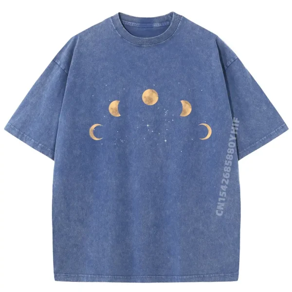 T-shirt blu con stampa delle fasi lunari in tonalità beige, ispirata ai cicli lunari e all'astronomia, perfetta per appassionati di scienza e astronomia.