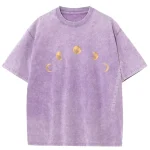 T-shirt viola con stampa delle fasi lunari in oro, design minimalista e elegante, perfetta per gli appassionati di astronomia e moda alternativa.
