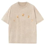 Maglietta beige con stampa delle fasi lunari, ideale per appassionati di astronomia e decorazioni scientifiche. Design minimalista e originale, perfetto per un look casual e cosmico.