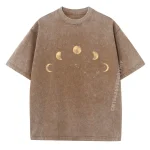 Maglietta con stampa delle fasi lunari e stelle, stile vintage e casual. Perfetta per appassionati di astronomia e decorazioni scientifiche.