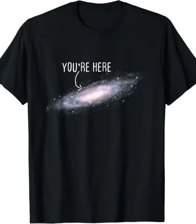 Maglietta nera con stampa di una galassia e testo "You're Here" in bianco, ispirata all'universo e alla scienza.
