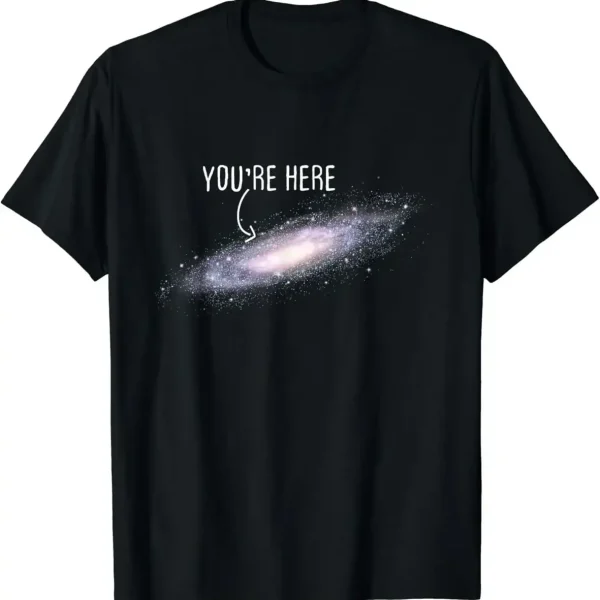 Maglietta nera con stampa di una galassia e testo "You're Here" in bianco, ispirata all'universo e alla scienza.