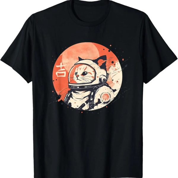 Gatto stilizzato in tuta spaziale con casco, sfondo di luna arancione, design divertente e originale per appassionati di spazio e animali.