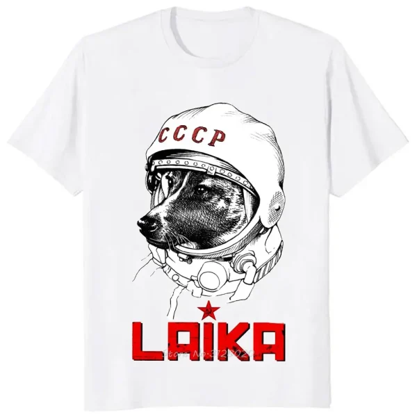 T-shirt bianca con stampa di un cane astronauta con casco spaziale e la scritta "Laika" in rosso, simbolo di esplorazione spaziale e storia sovietica.