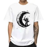 T-shirt bianca con stampa di un astronauta seduto sulla luna, che osserva le stelle, design originale e creativo.
