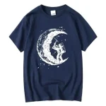 Maglietta con stampa di astronauta che cammina sulla luna, sfondo blu scuro, design originale e divertente, perfetta per appassionati di spazio e scienza.
