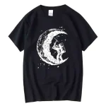Maglietta nera con stampa di astronauta che cammina sulla luna, simbolo di esplorazione spaziale e curiosità scientifica. Perfetta per appassionati di scienza e astronomia.