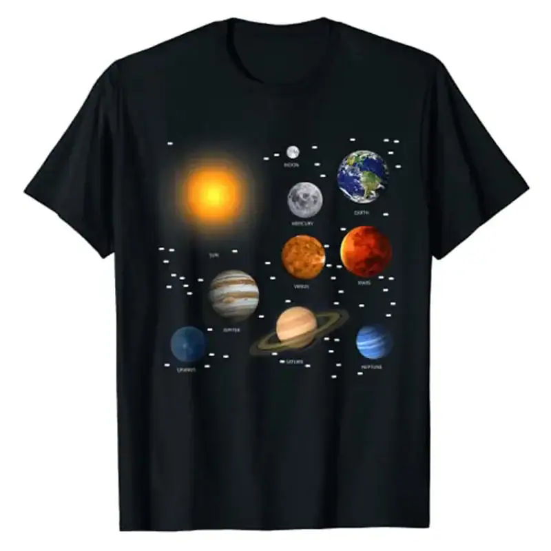 Maglietta con stampa del sistema solare, raffigurante il sole e i pianeti principali del nostro sistema, ideale per appassionati di astronomia e decorazioni scientifiche.