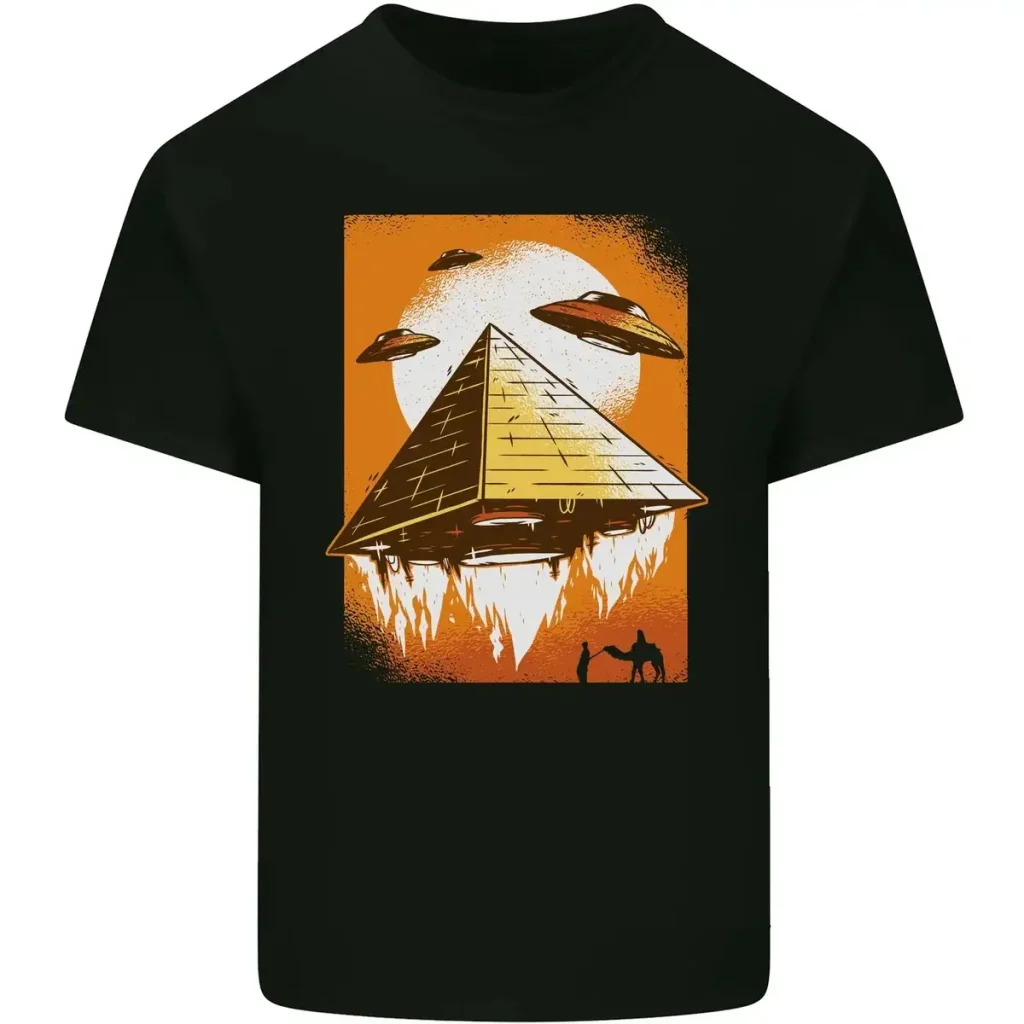 T-shirt con stampa di una piramide futuristica, UFO e paesaggio desertico, stile sci-fi, design originale e accattivante, ideale per appassionati di fantascienza e decorazioni scientifiche.