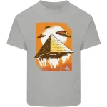 T-shirt con stampa di una piramide futuristica, UFO e sfondo arancione, design originale e decorativo ispirato alla scienza e alla fantascienza.