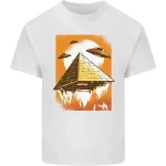 T-shirt bianca con stampa di una piramide, UFO e alieni in stile futuristico, perfetta per appassionati di scienza e fantascienza.