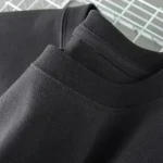 Due magliette nere con stampa scientifica minimalista, perfette per appassionati di scienza e decorazioni moderne. Ideali per un look casual e originale, disponibili nello shop online.