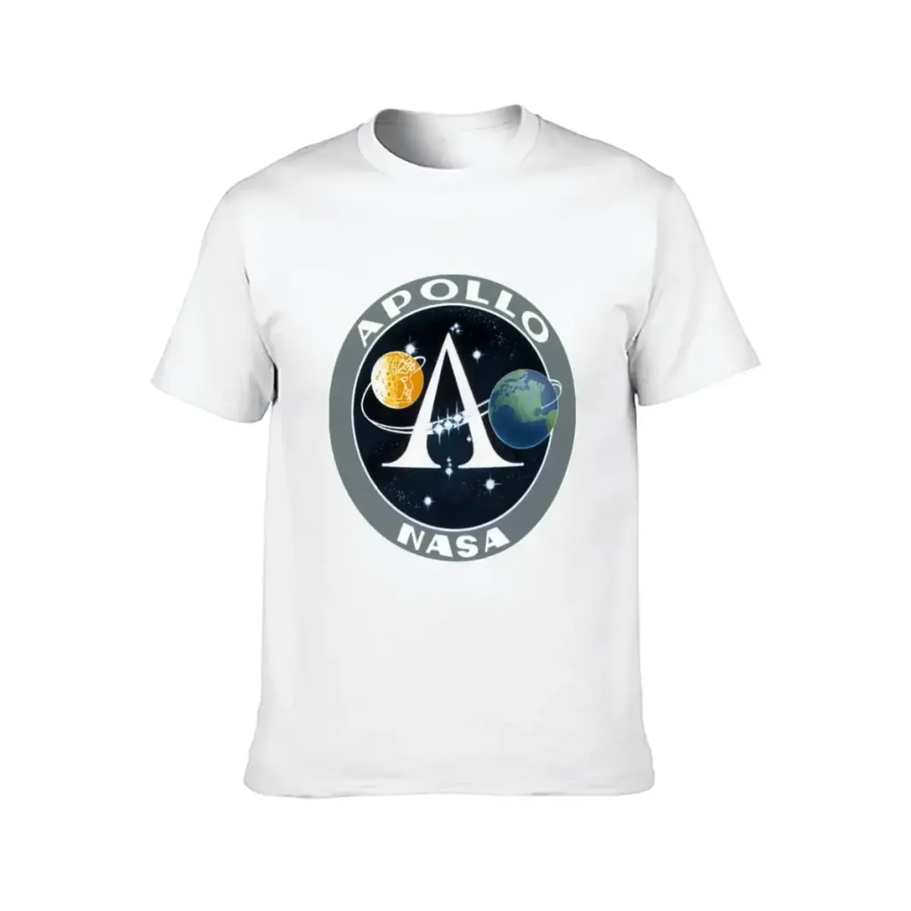 Maglietta bianca con logo Apollo NASA, pianeti e stelle, ispirata alla missione spaziale Apollo, perfetta per appassionati di scienza e spazio.
