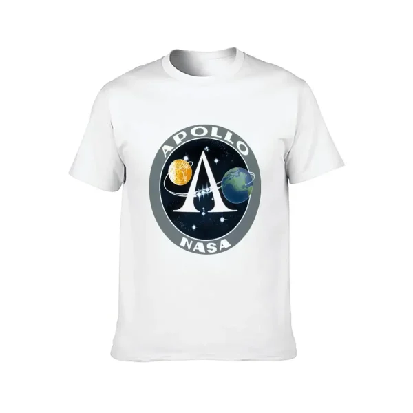 Maglietta bianca con logo Apollo NASA, pianeti e stelle, ispirata alla missione spaziale Apollo, perfetta per appassionati di scienza e spazio.