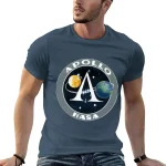 Maglietta con logo Apollo e NASA, simbolo delle missioni spaziali, con pianeti e razzi, ideale per appassionati di spazio e scienza.
