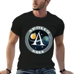 Uomo che indossa una maglietta nera con il logo Apollo e NASA, simbolo della missione spaziale Apollo.