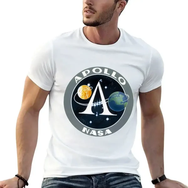 Uomo indossa una t-shirt bianca con il logo Apollo NASA, simbolo delle missioni spaziali, con pianeti e astronavi, perfetta come decorazione scientifica.