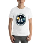 Maglietta bianca con logo Apollo NASA, raffigurante un razzo tra i pianeti, simbolo delle missioni spaziali Apollo.