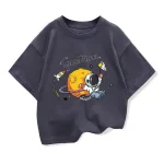Maglietta nera con stampa di un astronauta e pianeta, tema viaggio nello spazio, ideale per bambini appassionati di scienza e astronomia.