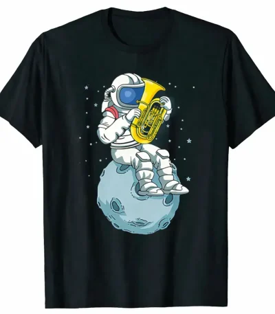 T-shirt nera con stampa di un astronauta seduto su un asteroide che suona un sassofono, design originale e creativo per appassionati di scienza e musica.